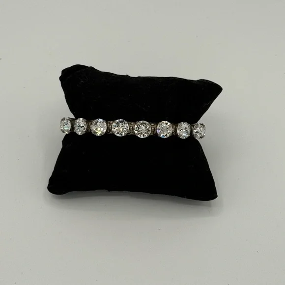 NWOT💎Women’s Riveting Romance Swarovski 16 Crystal Bangle Bracelet. - Picture 4 of 9